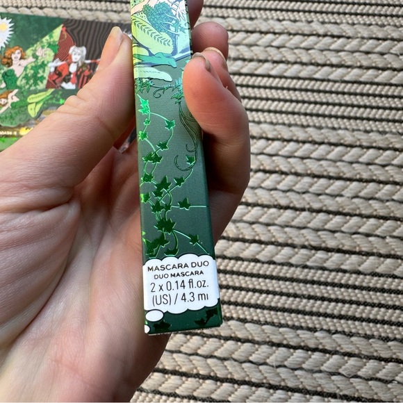 Makeup Revolution DC Poison Ivy & Harley Quinn Eyeshadow Pallette & Lip Kits - Picture 13 of 16